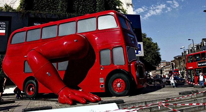 Colosal-autobus-hecho-con-material-reciclado-hara-flexiones-en-los-Juegos-Olimpicos-de-Londres-