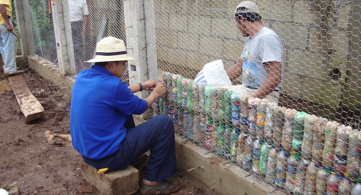Construir casas con botellas de plástico recicladas (vídeo)