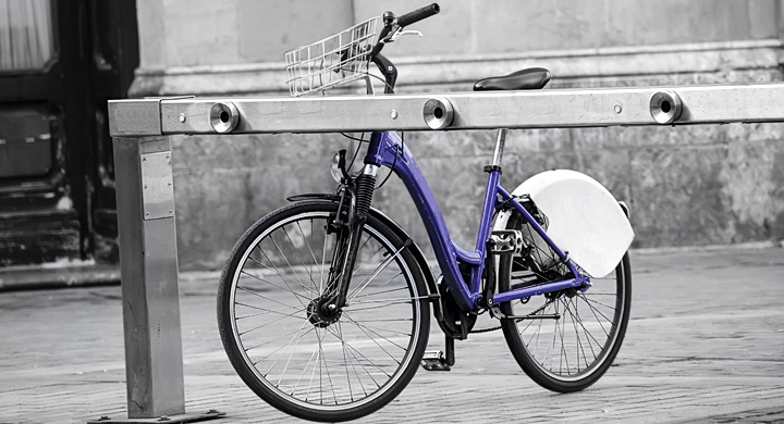 Bicicleta de un servicio municipal aparcada
