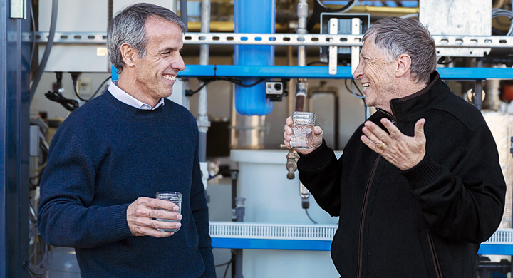 Bill Gates bebe agua reciclada de excrementos