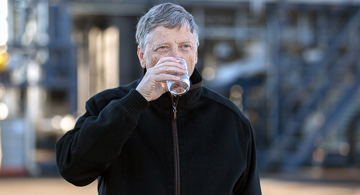 Bill Gates bebe agua reciclada excrementos