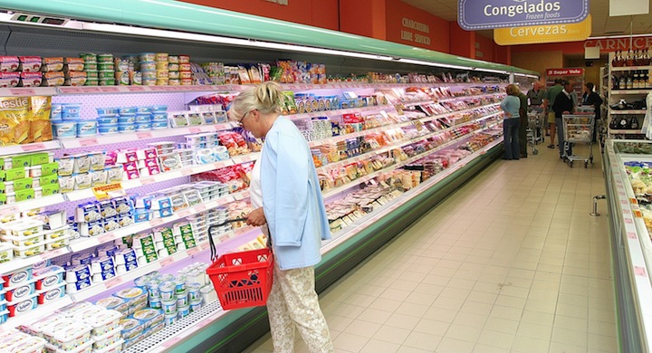 Mujer en supermercado