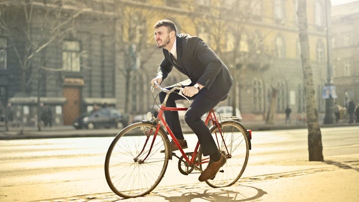 hombre-anda-en-bicicleta